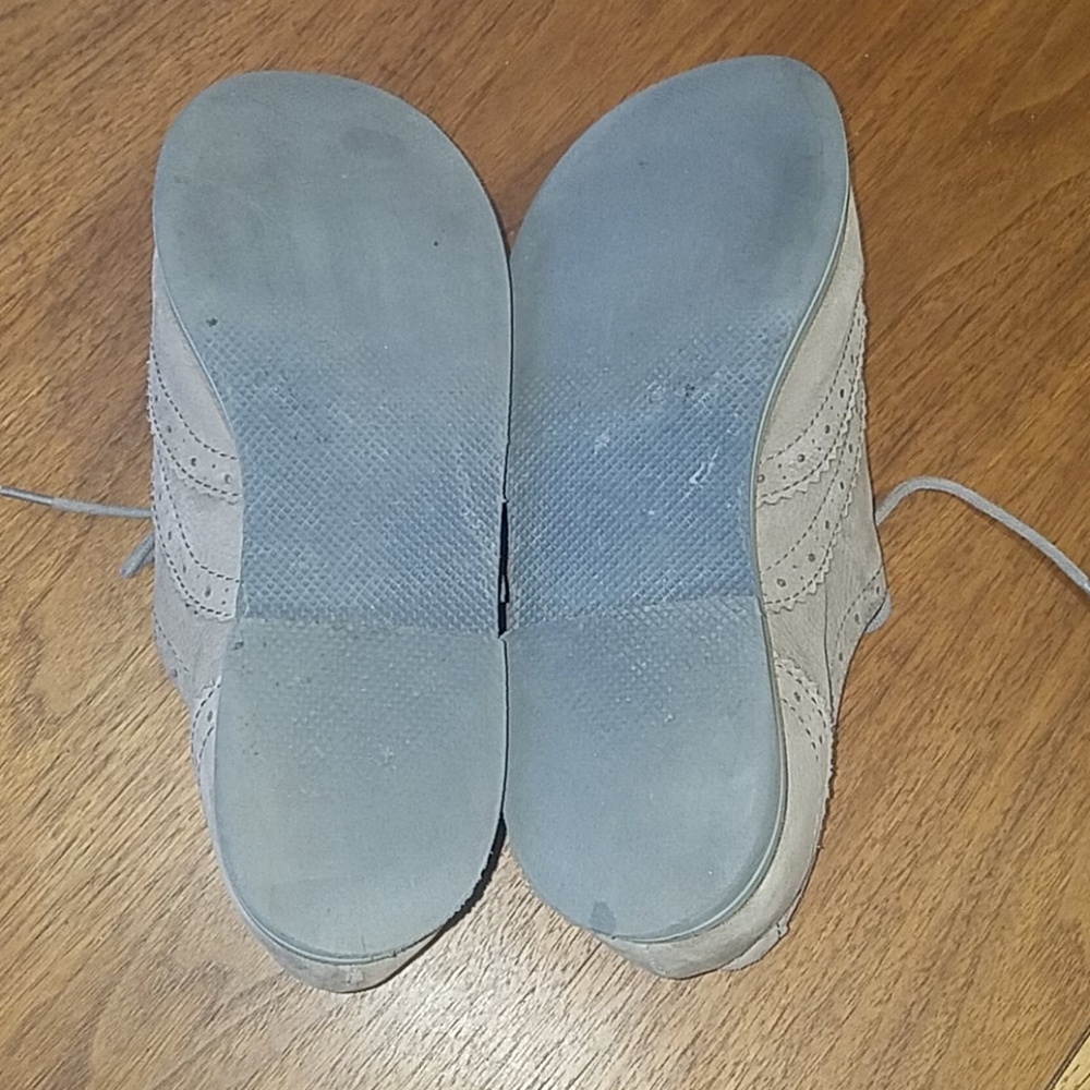 Gianni Bini Light Gray Suede Wingtip Loafers - Picture 5 of 8